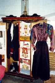 Traditioneller Kleiderschrank
